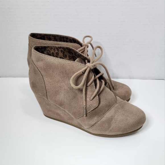 Maurices Tan Wedge Lace Up Ankle Booties Womens Sz 6 Faux Suede - Picture 1 of 5